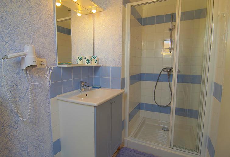 Salle de bain, chambre bleue